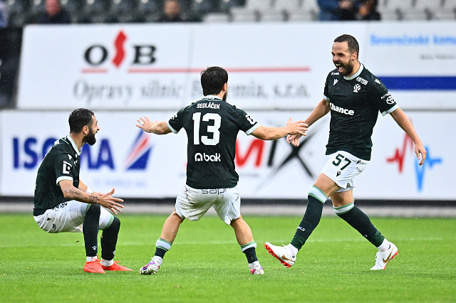 Filip Novák (vpravo) slaví se spoluhráči z Jablonce gól proti Baníku Ostrava.