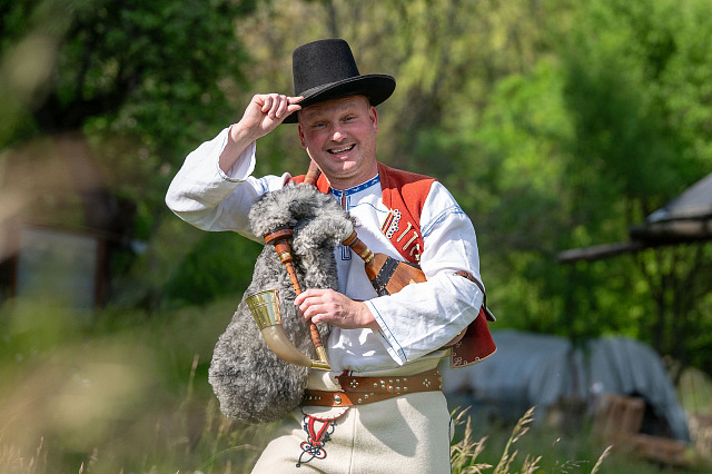 Petr Sovják z Neubuze hraje na gajdy, zpívá staré valašské písně, sbírá...