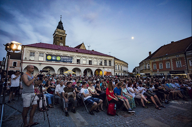 Filmy se promítaly v sálech i na slavonickém náměstí.