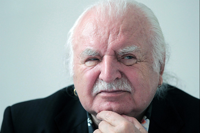 Milan Knížák na tiskové konferenci v Galerii umění Karlovy Vary. (11. dubna...