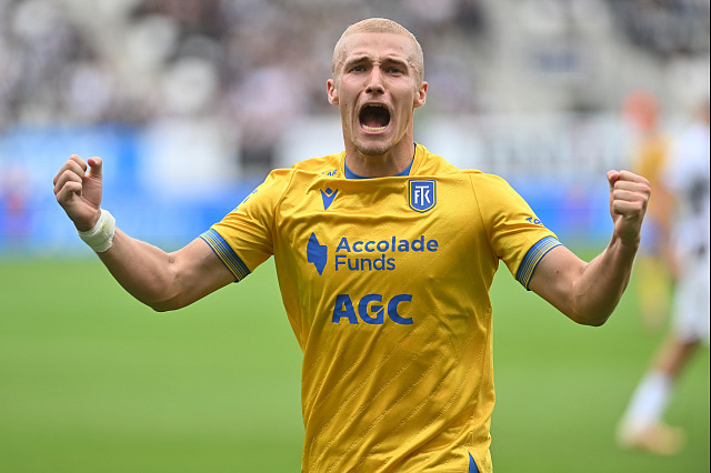 Fotbalový obránce Jakub Jakubko z Teplic slaví gól na hřišti Hradce Králové.