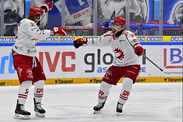 Hráči Třince slaví vítězný gól na ledě Komety Brno.
