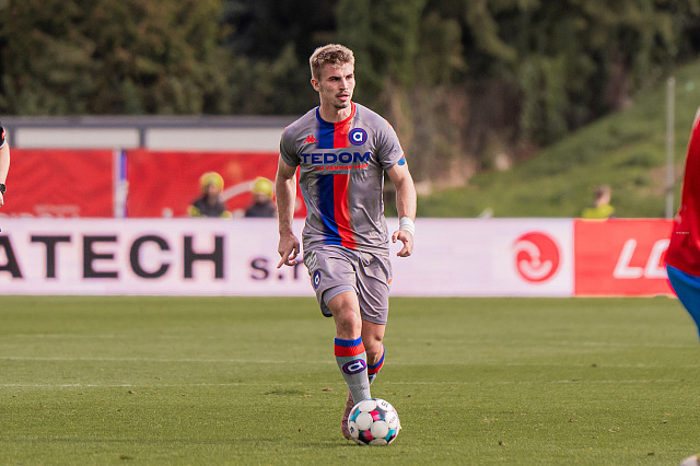 Sebastian Boháč (v šedém) při své premiéře v dresu Artisu Brno, do kterého...