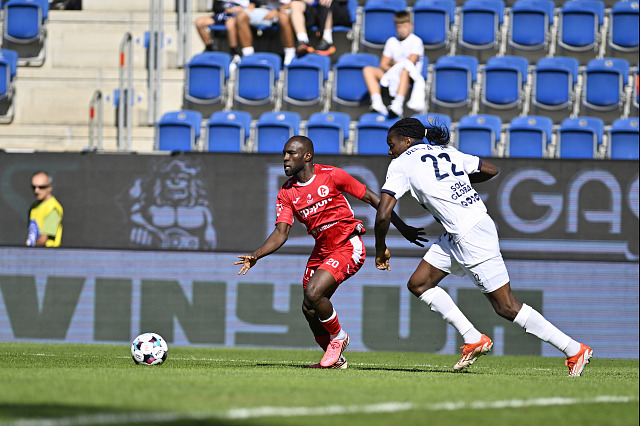 Pardubický útočník Abdullahi Tanko (vlevo) s míčem před Jocelinem Behiratchem...