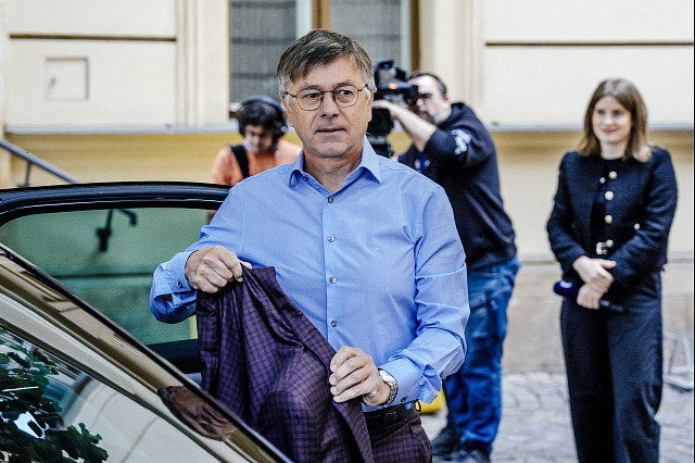 Generální ředitel České televize Hynek Chudárek přichází na jednání s premiérem...