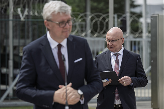 Karel Havlíček a Daniel Beneš před Jadernou elektrárnou Temelín. (14. července...