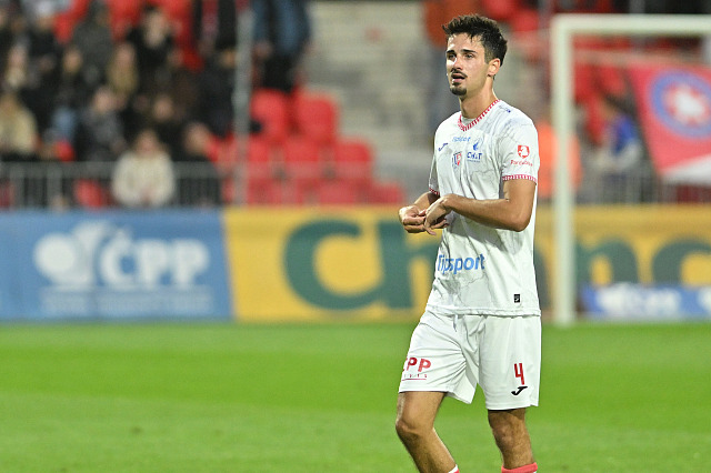 Pardubický stoper David Šimek poté, co dostal červenou kartu.