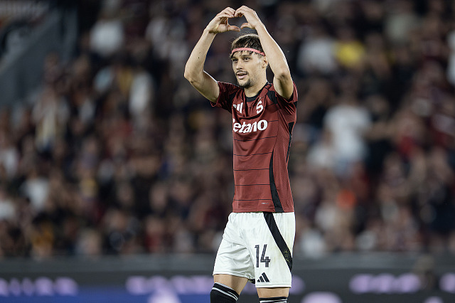 Veljko Birmančevič děkuje fanouškům po proměněné penaltě.