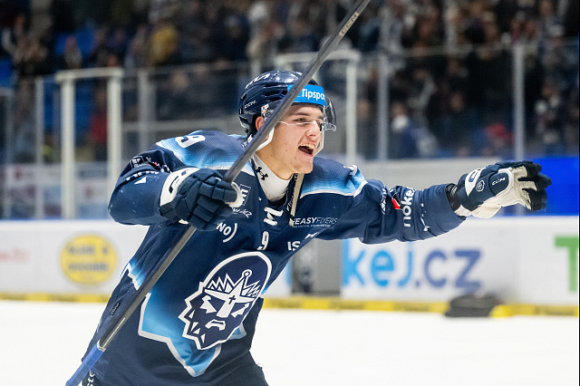 Rytíři Kladno - Dynamo Pardubice, Jakub Konečný z Kladna se raduje na děkovačce...