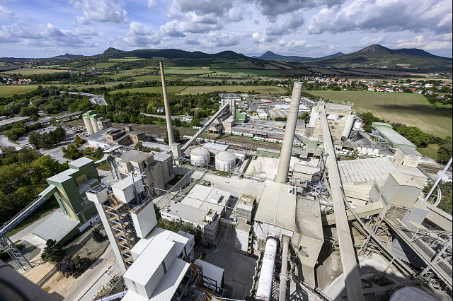 V cementárně Holcim otevřeli novou výrobní linku na kalcinované jíly. (září...