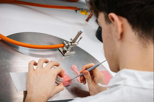 Budoucí zubaři se pod odborným dohledem a v nových laboratořích Fakultní...