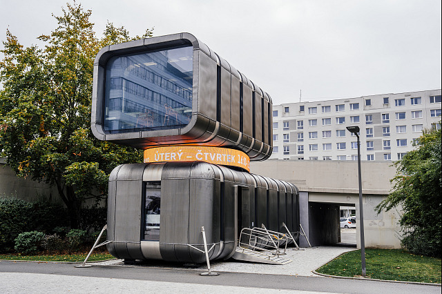 Otevření robotické vinárny CyberDog, která byla navržena sochařem Davidem...