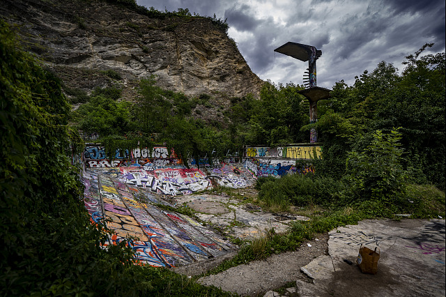 Zchátralé okolí Barrandovského mostu. (23. července 2026)