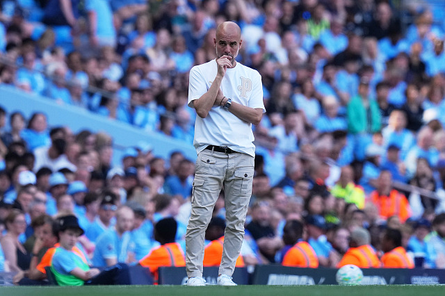 Zamyšlený trenér Guardiola během svého posledního zápasu na lavičce Manchesteru...