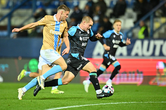Lukáš Mašek z Liberce a Sebastian Pech z Teplic v souboji během utkání MOL Cupu.