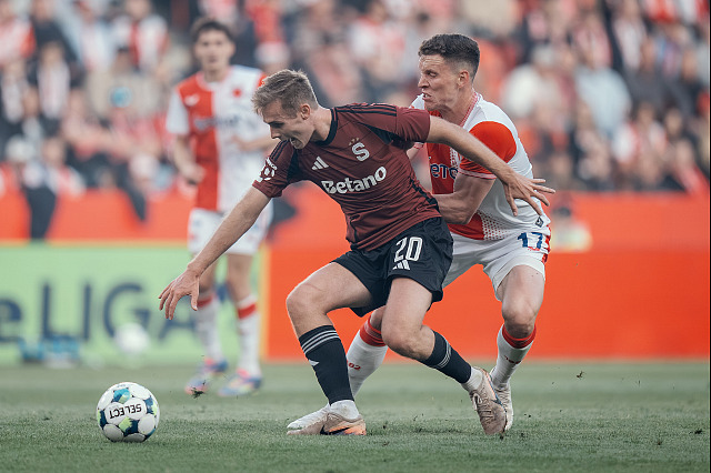Zleva Sivert Mannsverk (Sparta) v souboji s Lukášem Provodem ze Slavie.