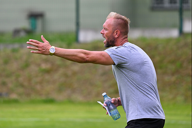 Roman West vede fotbalisty Karviné na tréninku.