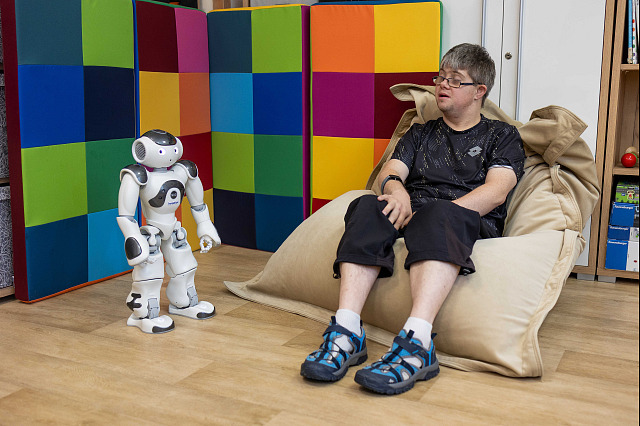 Robot se v sociálních zařízeních napříč krajem zapojoval se do aktivit s...
