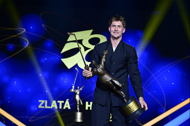 Martin Nečas s trofejí pro nejlepšího českého hokejistu za rok 2026.