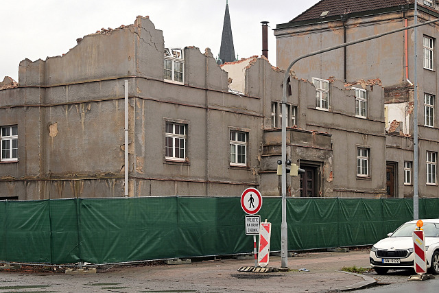 V Karlových Varech začala demolice části historické budovy střední keramické...