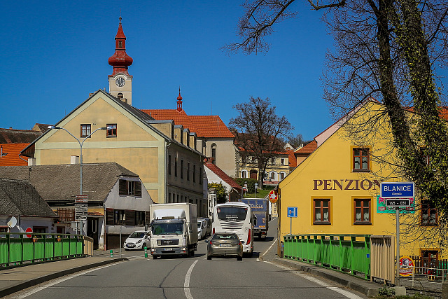 Město Husinec v podhůří Šumavy. Rodiště Mistra Jana Husa čeká na stavbu...