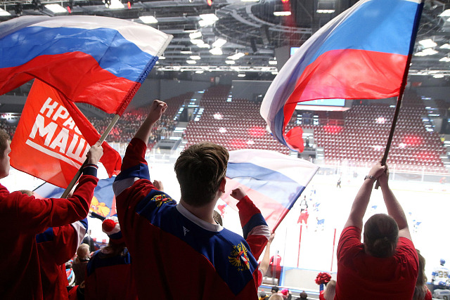 Ruské vlajky v rukou fandů na stadionu v Petrohradu