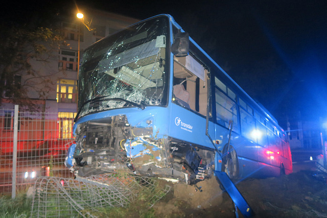 V Havířově - Šumbarku se ve středu ve čtyři ráno srazil autobus s náklaďákem....