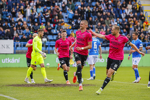Fotbalisté Zlína se radují z gólu Jakuba Černína v utkání proti Baníku.