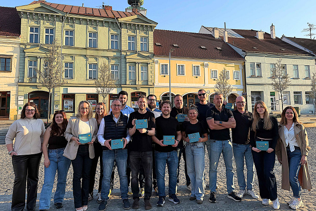 Tým olomouckého startupu Kardi Ai. V rukou mají krabičky s přístrojem na měření...