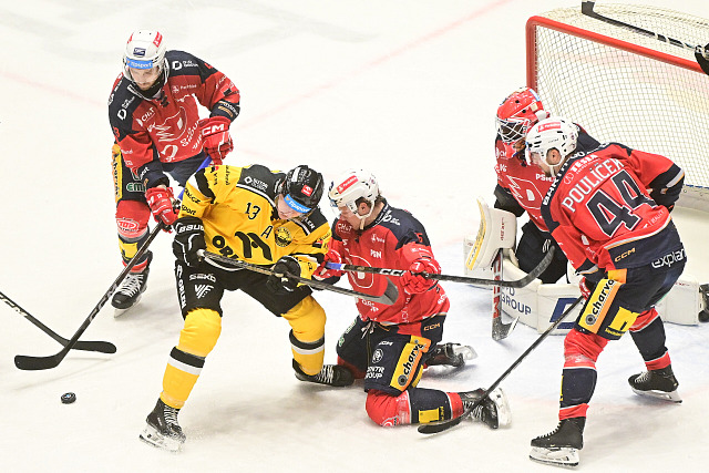 Litvínovský David Kämpf v obležení pardubických hokejistů.