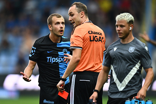 Libereckým fotbalistům se příliš nepozdávalo, že jim sudí Marek Radina udělil v...