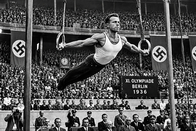 Vítězná sestava Aloise Hudce na kruzích na olympiádě v roce 1936.