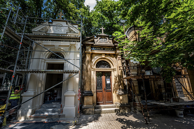 Zděná hrobka s kaplí na hřbitově Malvazinky na Praze 5. Jedná se o samostatnou...
