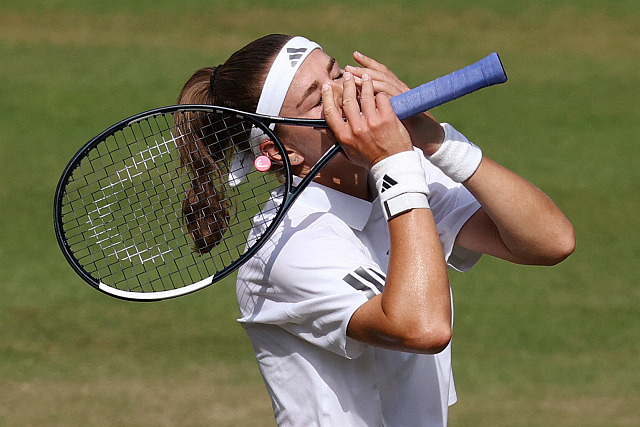 Karolína Muchová se raduje z postupu do finále Wimbledonu.