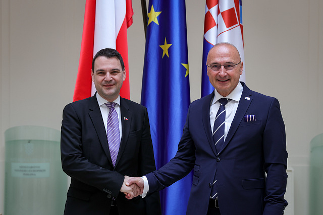 Ministr zahraničí Petr Macinka se svým protějškem Gordanem Grličem-Radmanem na...