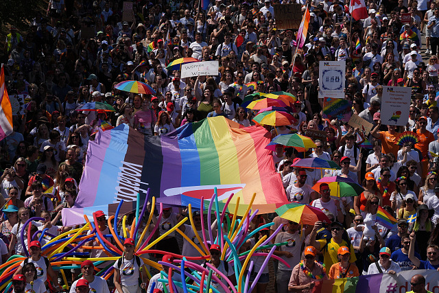 Pochodu Prague Pride se účastní tisíce lidí. Akce probíhá za zvýšeného dozoru...