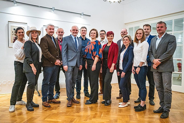 Společné foto novojičínských koaličních zastupitelů, schází jen současný...