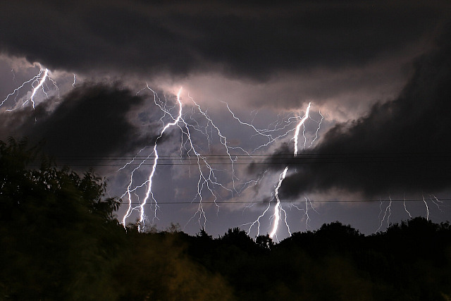 Nebe protkané blesky je pro letní oblohu v Česku typické. (2017)