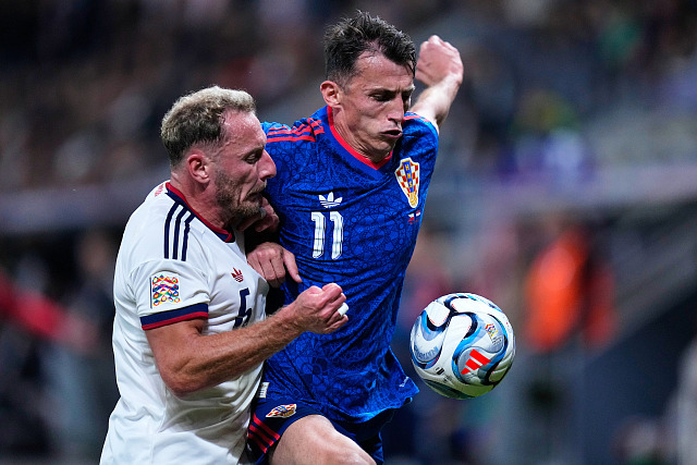 Český obránce Vladimír Coufal v souboji s Ante Budimirem z Chorvatska