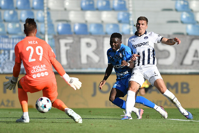 Solomon John z Mladé Boleslavi střílí v zápase se Slováckem.