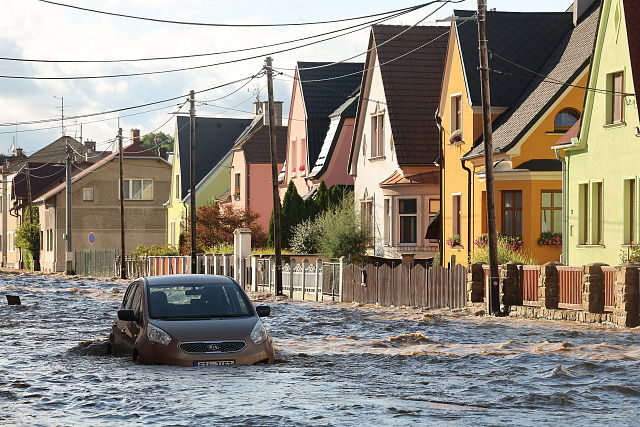 Velmi dramatická povodňová situace postihla Krnov na soutoku řek Opava a...