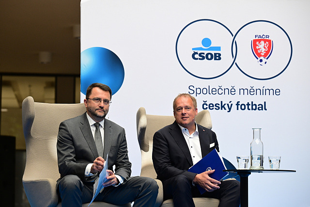 Předseda Fotbalové asociace ČR David Trunda (vpravo) a generální ředitel ČSOB...