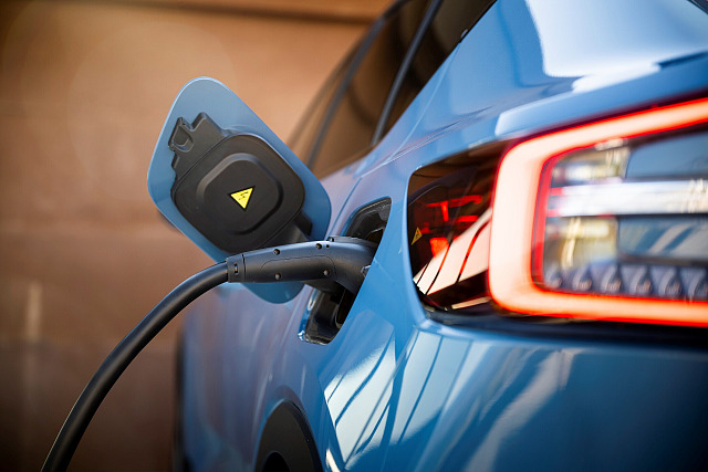 V USA vymysleli „elektrický galon“ MPGe, má hodnotu 33,7 kilowatthodin.