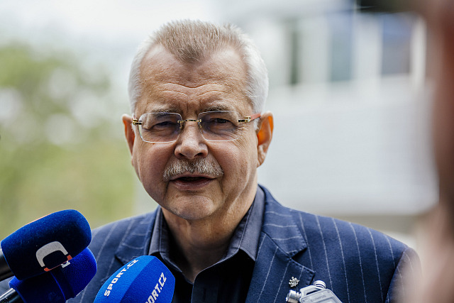 Slávistický šéf Jaroslav Tvrdík hovoří s novináři před mimořádným zasedáním...