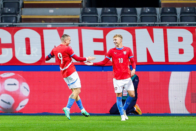 Český mladík Adam Karabec se raduje z gólu v Belgii