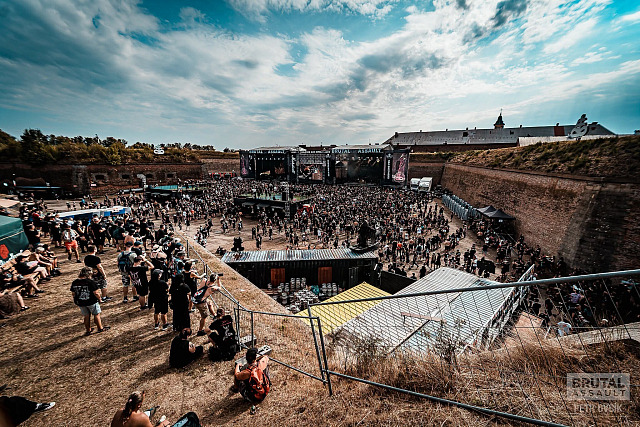 Druhý den na metalovém festivalu Brutal Assault v pevnosti v Josefově (6. srpna...