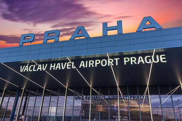 Noční odlety a přílety jsou na Letišti Václava Havla v Ruzyni běžnou součástí...