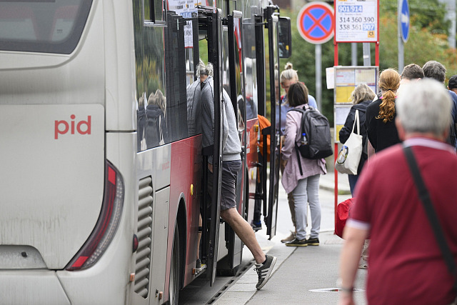 Pozor na sevření. V krizi je u každých dveří novějších typů tramvají nouzové...