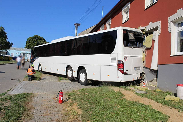Řidič v Beňově na Přerovsku v sobotu nezabezpečil autobus, který se poté rozjel...