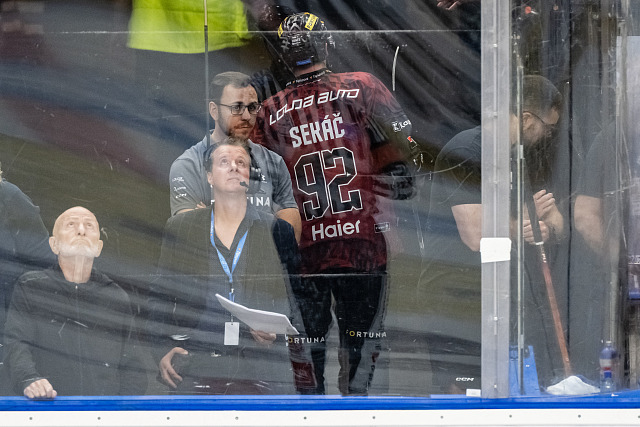 Jiří Sekáč ze Sparty opouští zápas proti Českým Budějovicím po faulu na Michal...